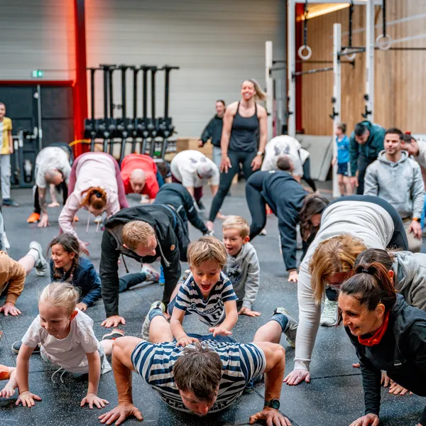 Enfants et parents en gainage pendant une séance collective
